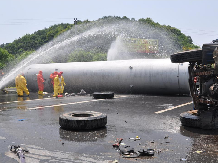 2013年5月28日武義縣330國道線24噸液化石油氣的槽罐車側翻泄漏事故1